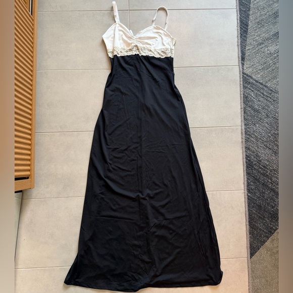 Elegant Black and White Women's Dress - Picture 4 of 8